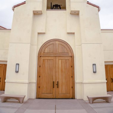 Beyaz yıkanmış modern bir kilisenin kare çerçeve girişi