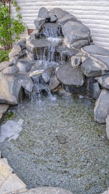 Dikey çerçeve Şelale Şelalesi güneşli bir günde dekorasyon