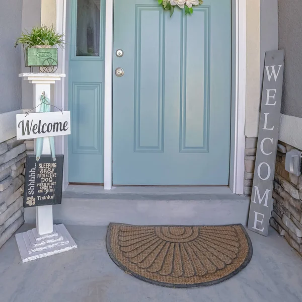 Quadratisches Rahmenhaus mit grüner Haustür mit Blumenkranz — Stockfoto