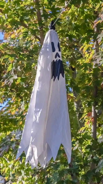 Verticale Hanging fantasma halloween decorazione esterna in una giornata di sole — Foto Stock