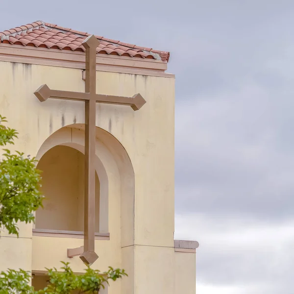Marco cuadrado Cruz simple en el campanario de una pequeña iglesia —  Fotos de Stock