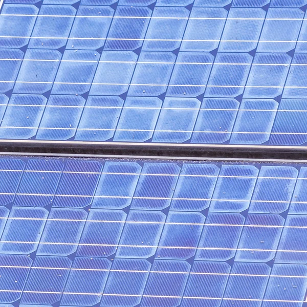 Квадратные солнечные панели для устойчивой зеленой энергетики в пасмурный день — стоковое фото