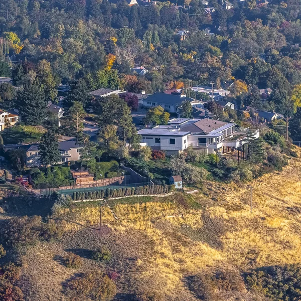 Пригородная недвижимость на склоне горы в солнечный день — стоковое фото