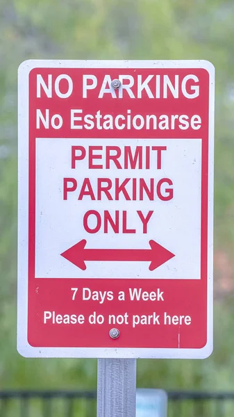 Verticaal rood Geen Parkeren waarschuwingsbord dupliceerde in het Spaans — Stockfoto