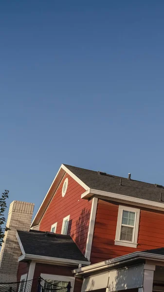 Вертикальна рамка Зовнішній фасад різнокольорового червоного будинку — стокове фото