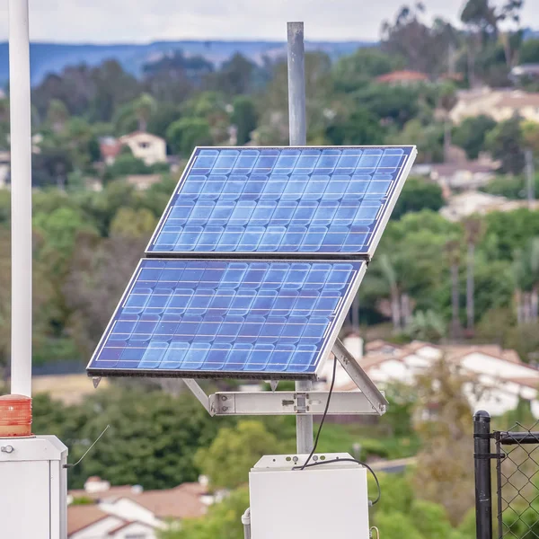 Čtvercový fotovoltaický solární panel pro obnovitelnou energii v zamračený den — Stock fotografie