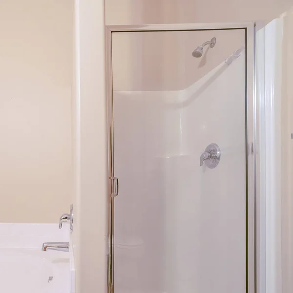 Quadro quadrado Cabine de chuveiro e banheira no banheiro em casa — Fotografia de Stock