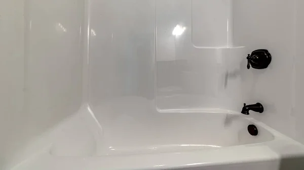 Panorama Nowoczesne czyste białe kafelki wnętrza łazienki w domu — Zdjęcie stockowe