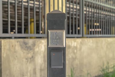 Bir binanın girişindeki engelli düğmesine seçmeli olarak odaklan