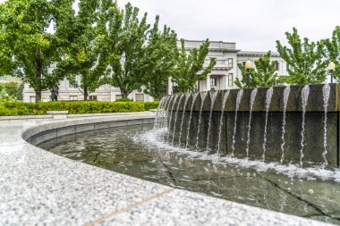 Utah Eyalet Binası 'nda temiz su birikintisi.