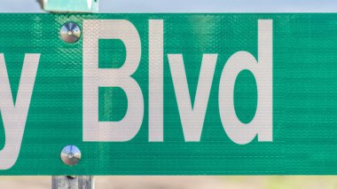 Panorama Çerçeve Seçici odak noktası Bulvar yazan yeşil ve beyaz yol işareti