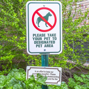 Kare Yapraklara ve taş duvarlara karşı binanın dışındaki bir tabelanın üzerine odaklan