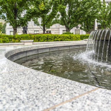 Utah Eyalet Binası 'nda temiz su damlatan kare çerçeveli çeşme.