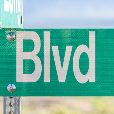 Kare çerçeve Seçici odak noktası Bulvar yazan yeşil ve beyaz yol işareti