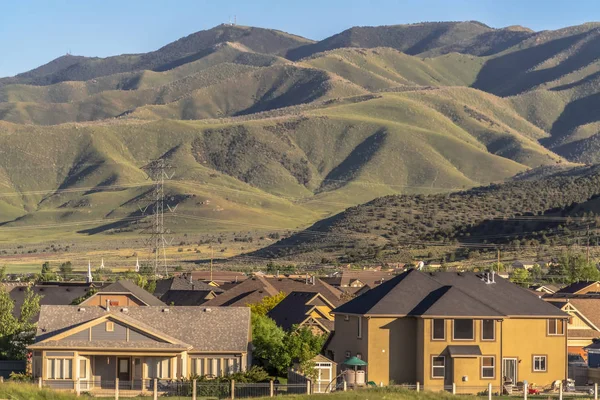 Bonitas casas en un barrio soleado con montaña en el fondo —  Fotos de Stock