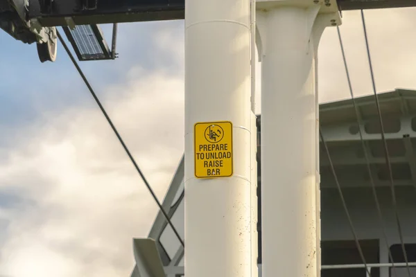 Teken op witte paal van stoeltjesliften tegen bewolkte lucht in Park City in het laagseizoen — Stockfoto
