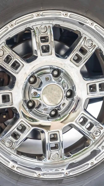 Vertical Close up do pneu de borracha preta de um caminhão off roading com mags cromados brilhantes — Fotografia de Stock