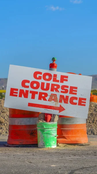 Vertical Road építés alatt álló golfpálya bejárati jelzéssel és közlekedési hordók — Stock Fotó