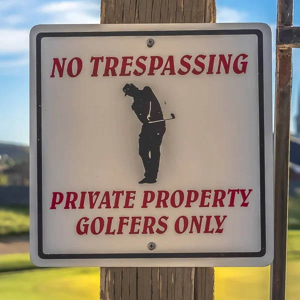 Négyzet keret Nincs behatolási jel elmosódott golfpálya otthonok hegy és ég háttér — Stock Fotó