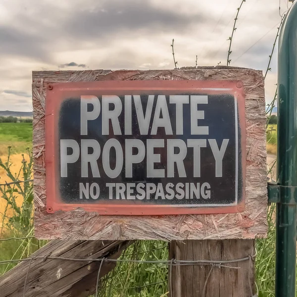 Kwadratowa rama Nie Wtargnięcie znak na prywatnej nieruchomości ze starym ogrodzeniem drutu i metalowej bramy — Zdjęcie stockowe