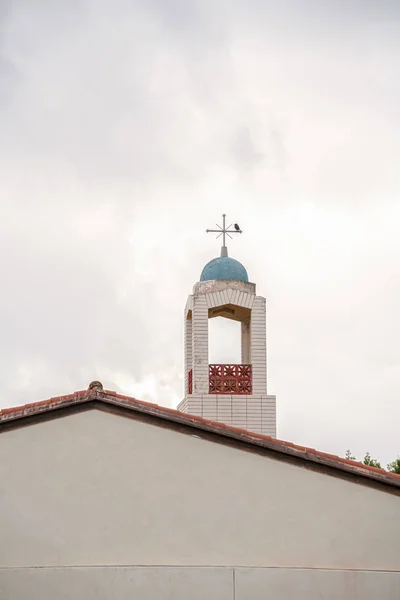 Sten av en kristen kyrka mot molnig himmel — Stockfoto