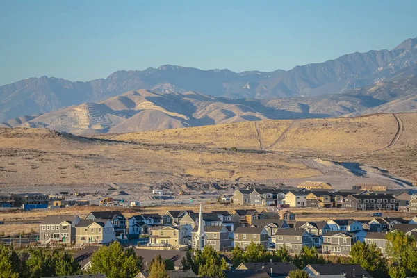 Town in Utah valley with picturesque mountains — 스톡 사진