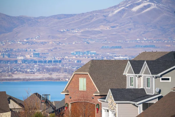Utah Gölü manzaralı evlerin çatıları. — Stok fotoğraf