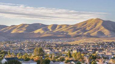 Panorama çerçevesi Gündoğumunda Utah Vadisindeki Evler