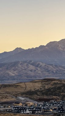 Utah Vadisi ve Dağları üzerinde dikey Manzaralı Gündoğumu