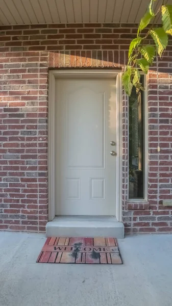 Вертикальна рамка Білий фасад і гаражні двері цегляного будинку — стокове фото