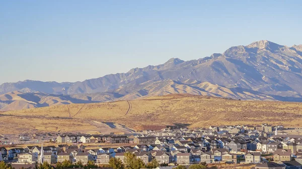 Panorama Casas distantes de uma cidade no vale do Utah — Fotografia de Stock