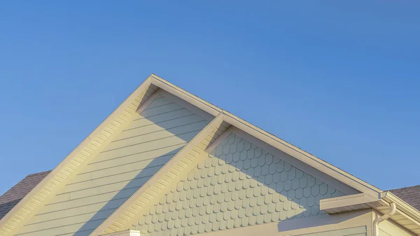 Panorama frame Gestructureerde decoratieve wandbekleding op houten huis — Stockfoto