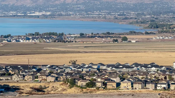 Panorama vue aérienne du lac Utah et du lotissement — Photo