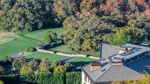 Panorama Tetto di un complesso turistico in una valle in autunno — Foto Stock