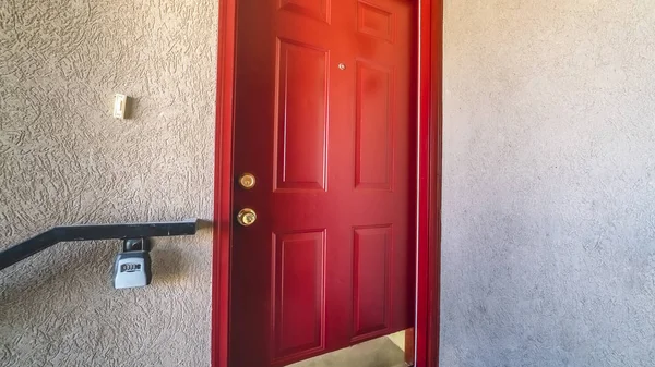 Panorama Jasne czerwone mieszkanie lub dom drzwi światło dzienne — Zdjęcie stockowe