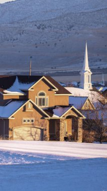 Kışın şapeli olan Amerikan kasabasının dikey görüntüsü