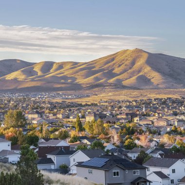 Gün doğumunda Utah Vadisindeki Kare Evler