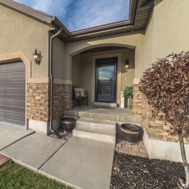 Kare çerçeveli ev girişi cam kapı gündüz ışığı ile kaplı.