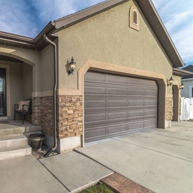 Kare kaplı ev girişi ve cam kapı gündüz ışığı.