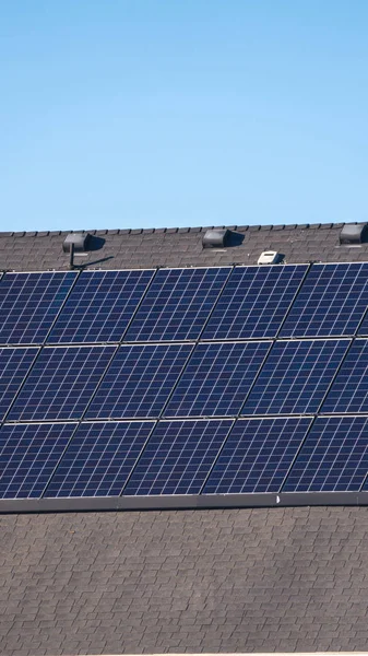 Vertikal ram Array av solpaneler på ett hus tak på nära håll — Stockfoto