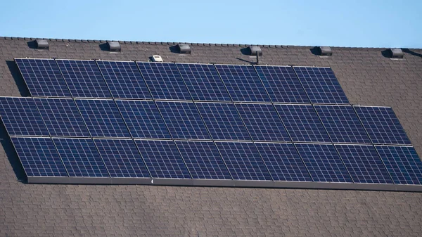 Группа солнечных панелей на крыше дома крупным планом — стоковое фото