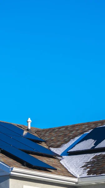 Quadro vertical Neve e painéis solares fotovoltaicos em um telhado — Fotografia de Stock