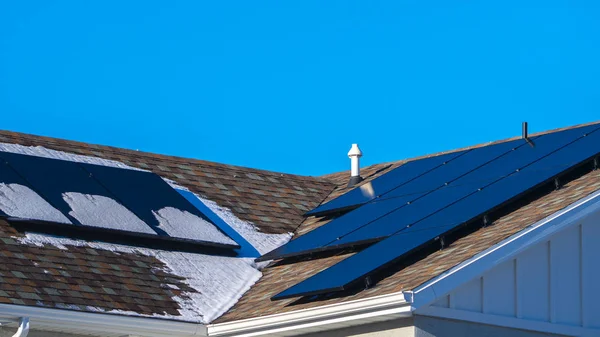 Panorama Pannelli solari neve e fotovoltaico su un tetto — Foto Stock