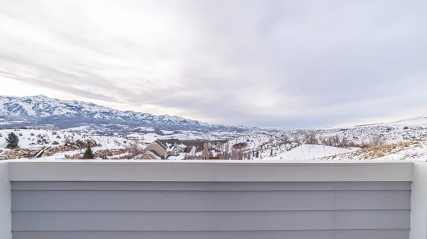 Panorama ram Utsikt från en liten balkong på övervåningen — Stockfoto