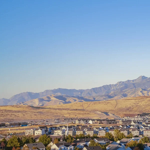 Square Casas distantes de una ciudad en el valle de Utah — Foto de Stock