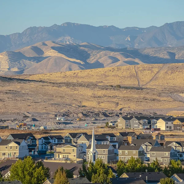 Čtvercový rám Město v údolí Utahu s malebnými horami — Stock fotografie
