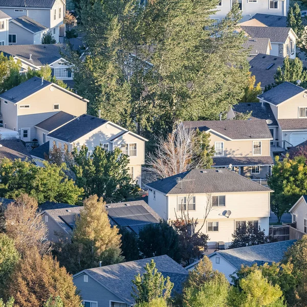 Quadratische Dachterrasse einer modernen Wohnanlage mit Bäumen — Stockfoto