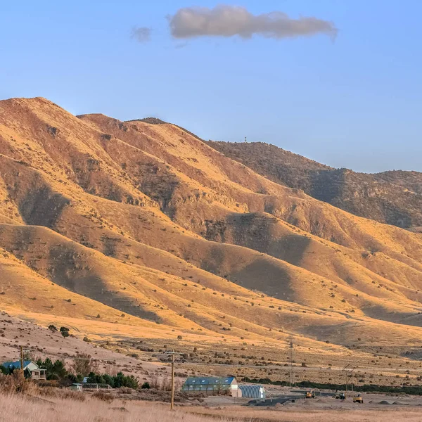 Montagne quadrate lungo la valle dello Utah in luce dorata — Foto Stock