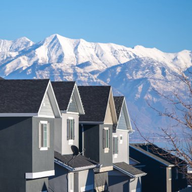 Meydan Yeni Amerikan evleri gün ışığına karşı inşa edildi