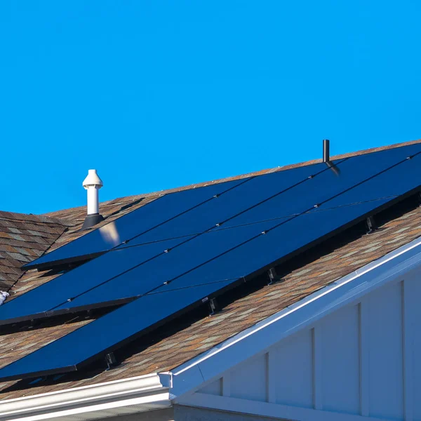 Quadro quadrado Neve e painéis solares fotovoltaicos em um telhado — Fotografia de Stock